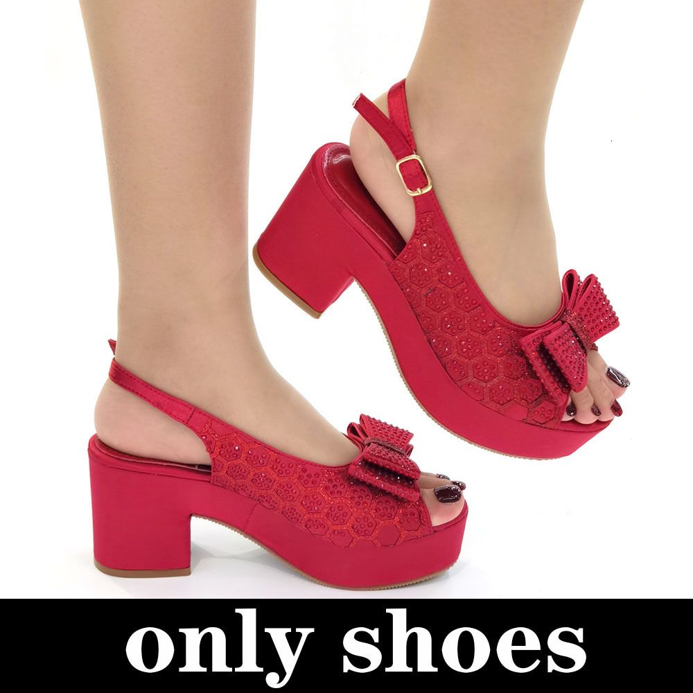Только обувь красная