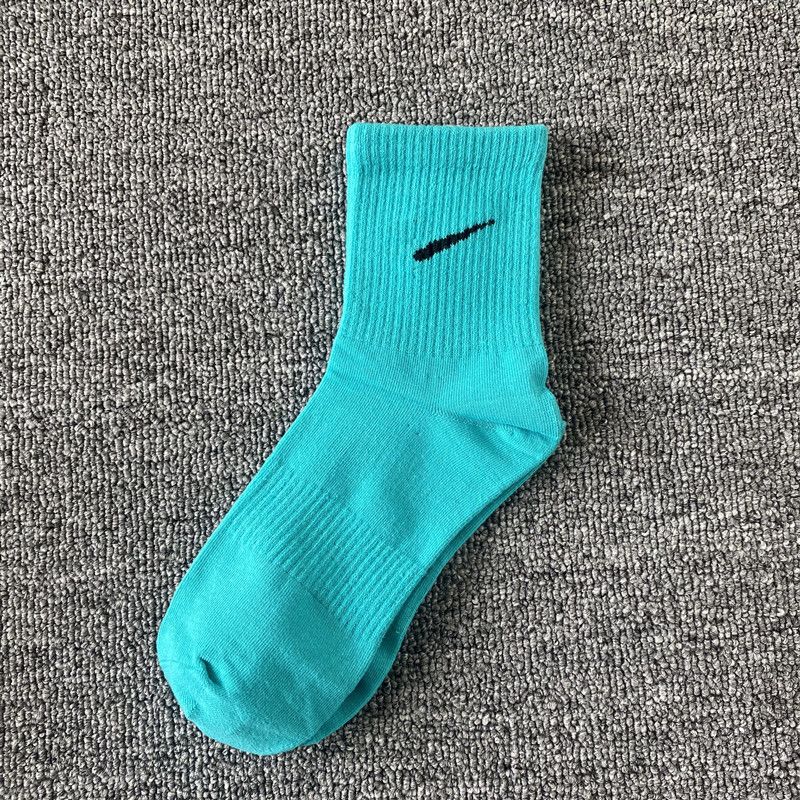 17 en chaussettes à tube