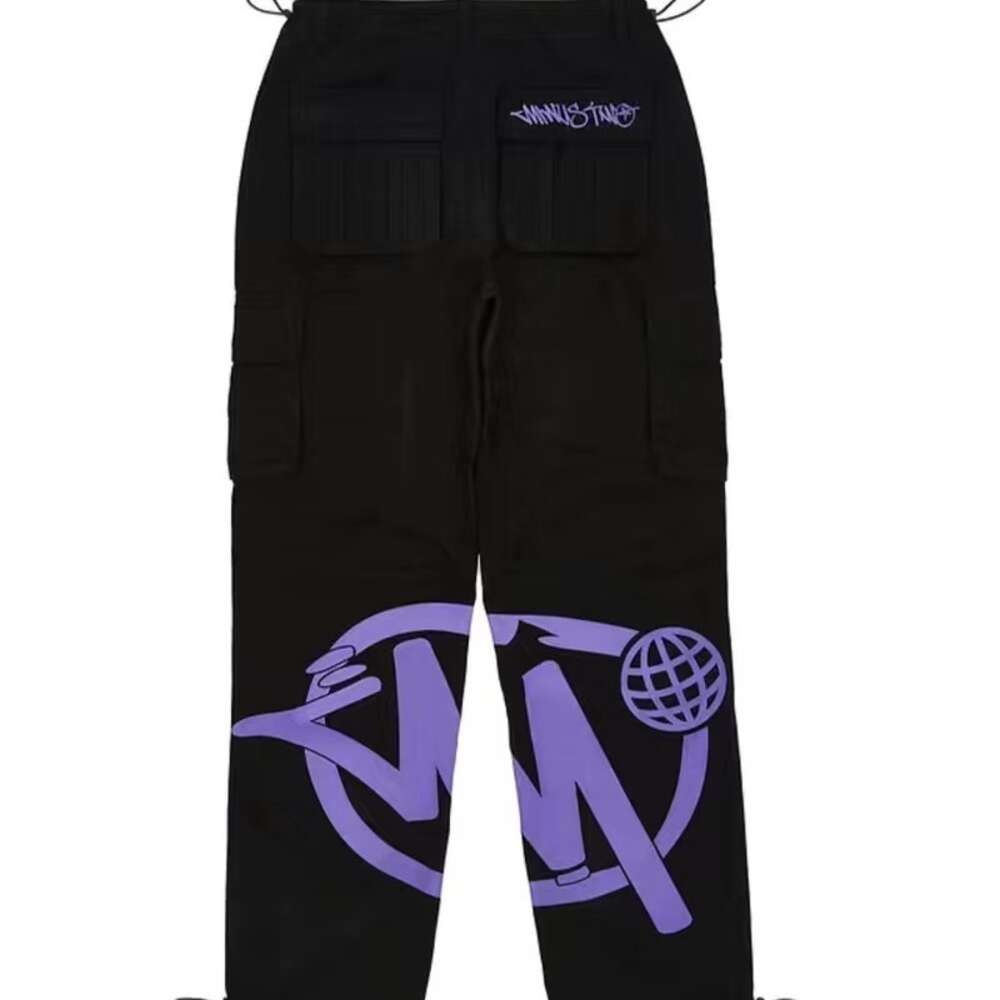 Pantaloni neri con personaggi viola