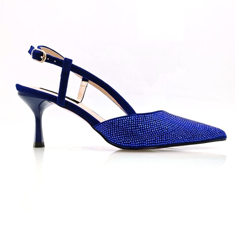 Um par de sapatos r. blue