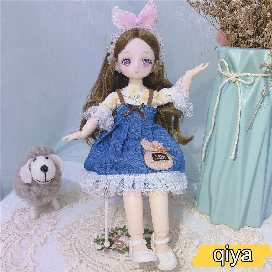 Qiya-doll en kleding