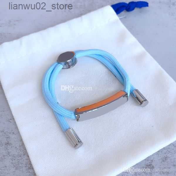 Bracelets bleu clair avec logo