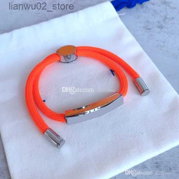 Bracelets orange avec logo