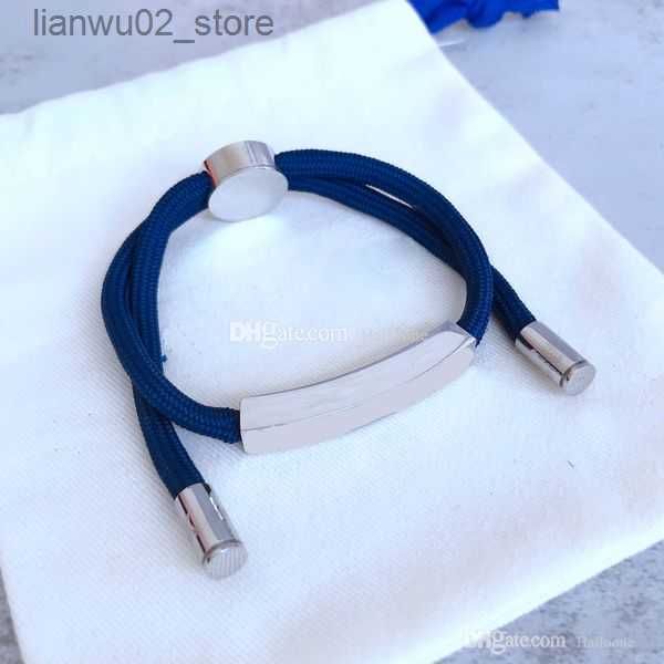 Bracelets bleus avec logo