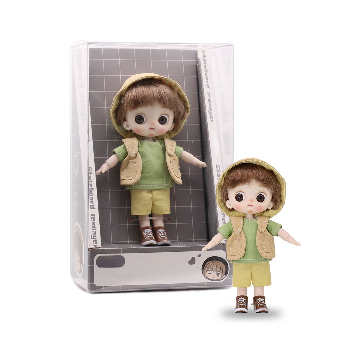 Una bambola con bambola in scatola e vestiti