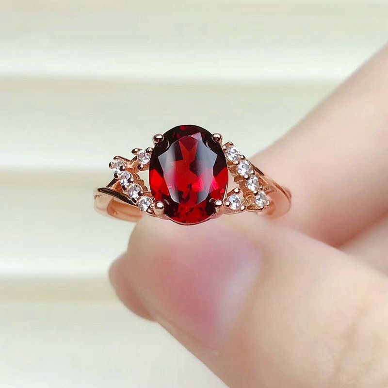 Anello di diamante rosso