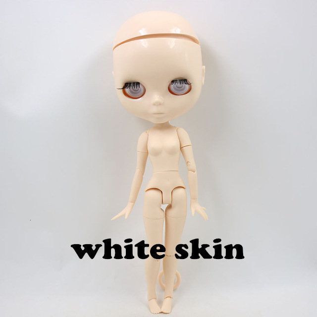 Boneca de pele branca e mão um