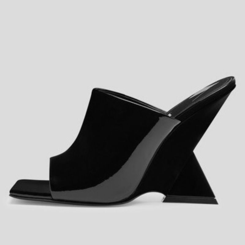 451-black slippers