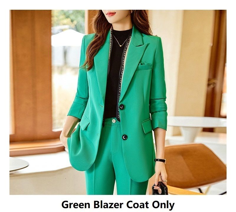 緑のブレザーコート