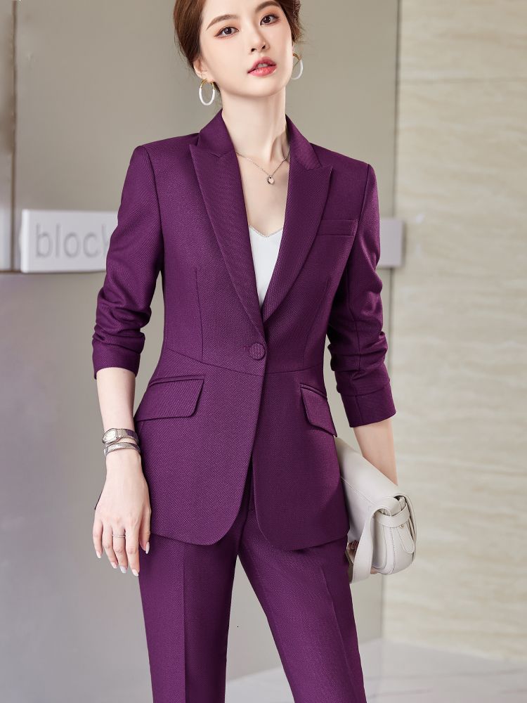 Traje de pantalón morado