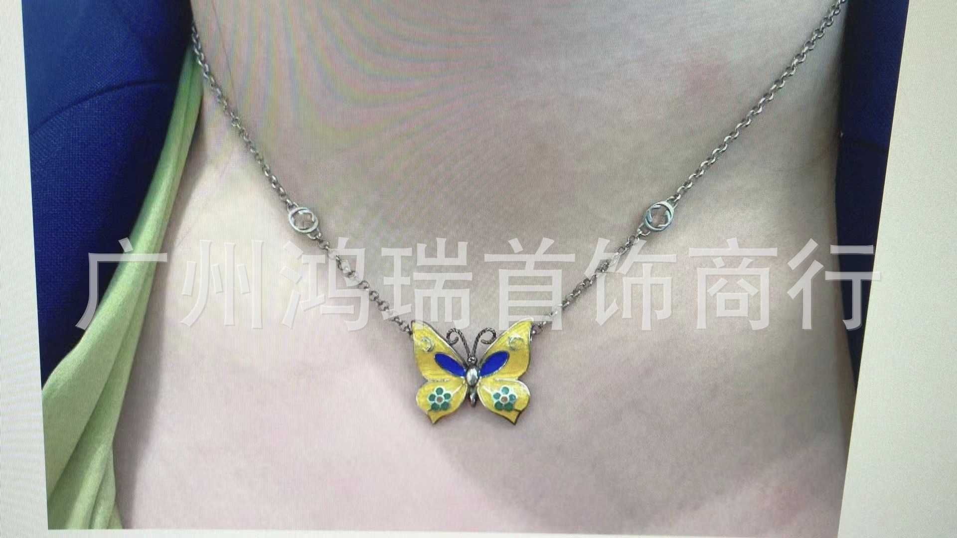 蝶の青いネックレス