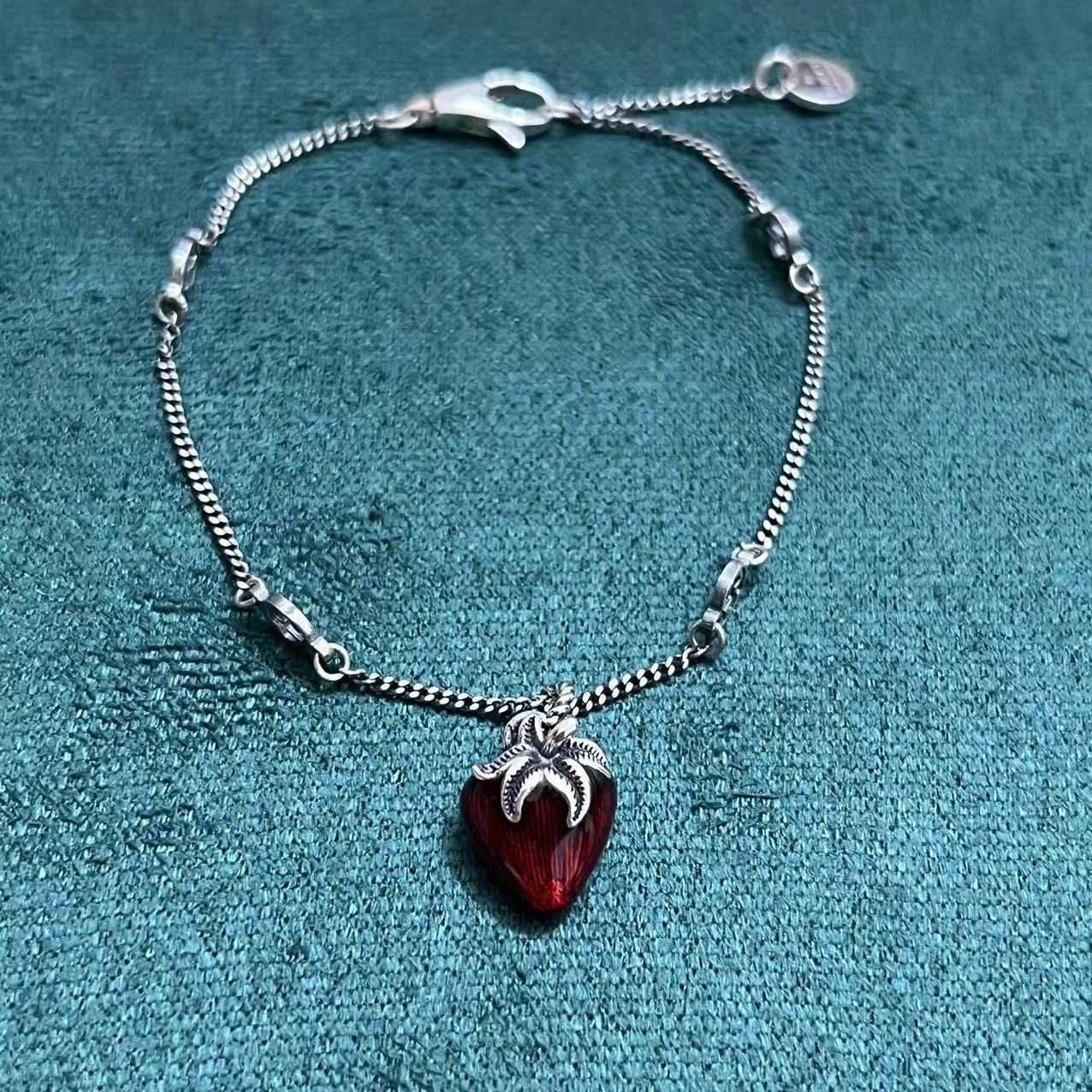 Liten Strawberry Pendant Armband 16-2