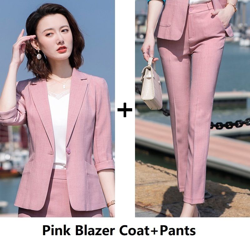ピンクのパンツスーツ