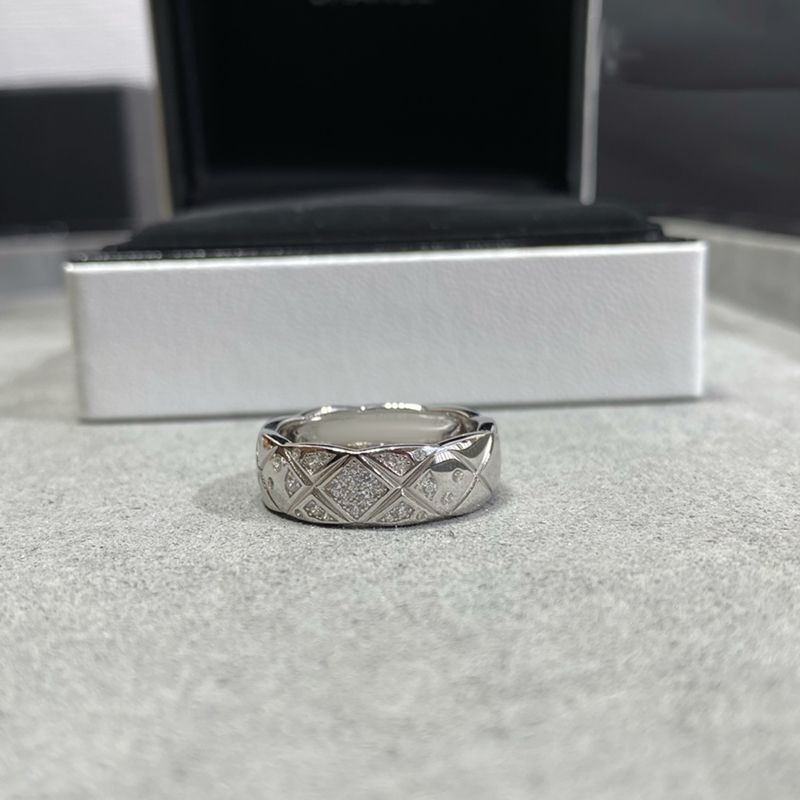 Srebrny pierścionek z pudełkiem