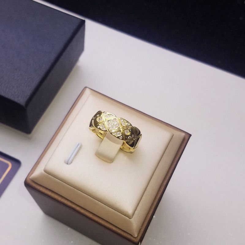 Złoty pierścień z pudełkiem