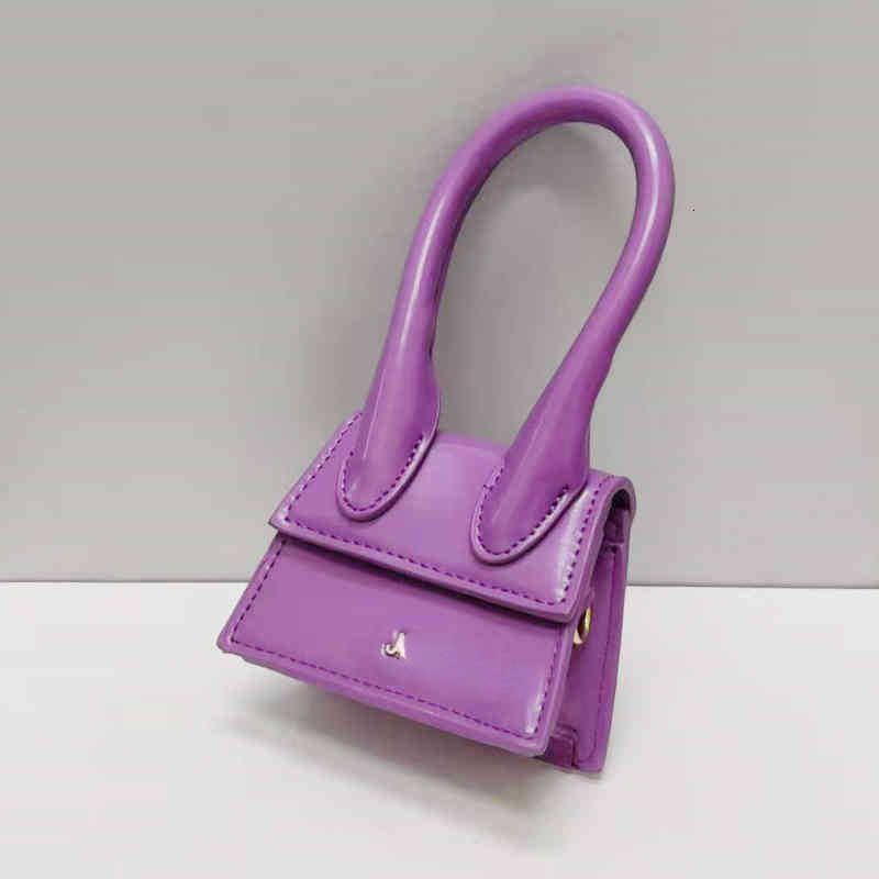 Petit cuir brillant violet foncé