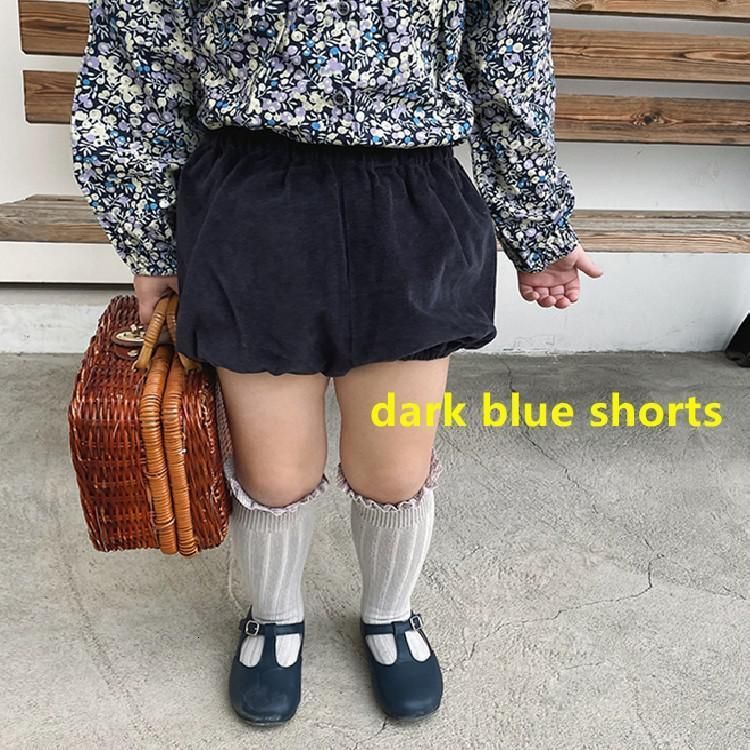 ダークブルーのショートパンツ