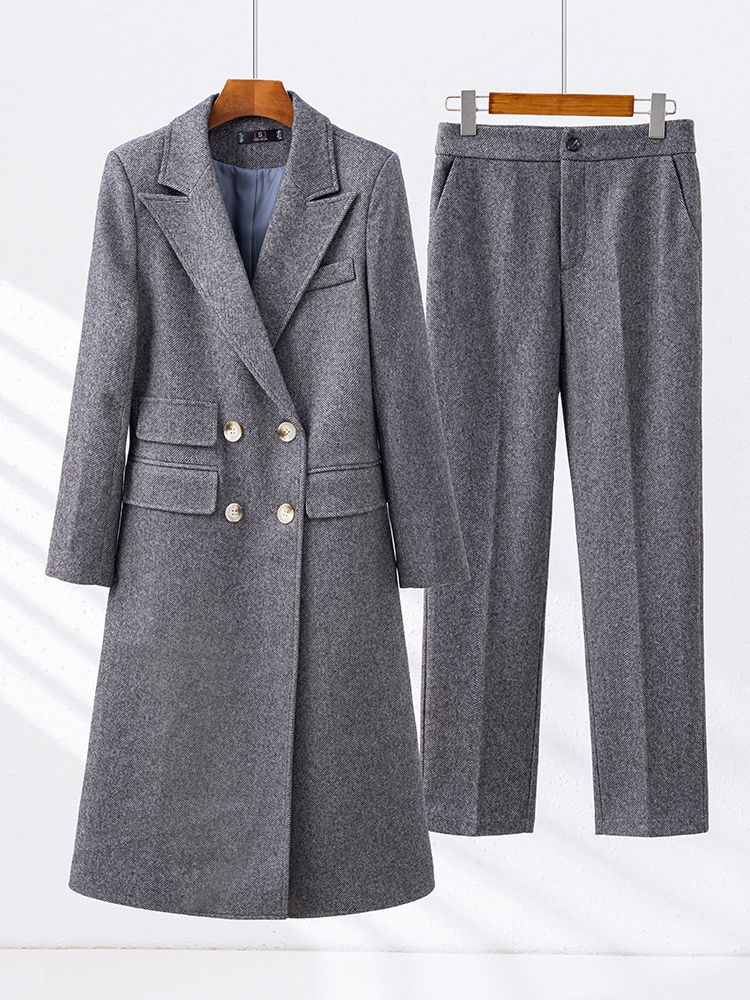 灰色のパンツスーツ