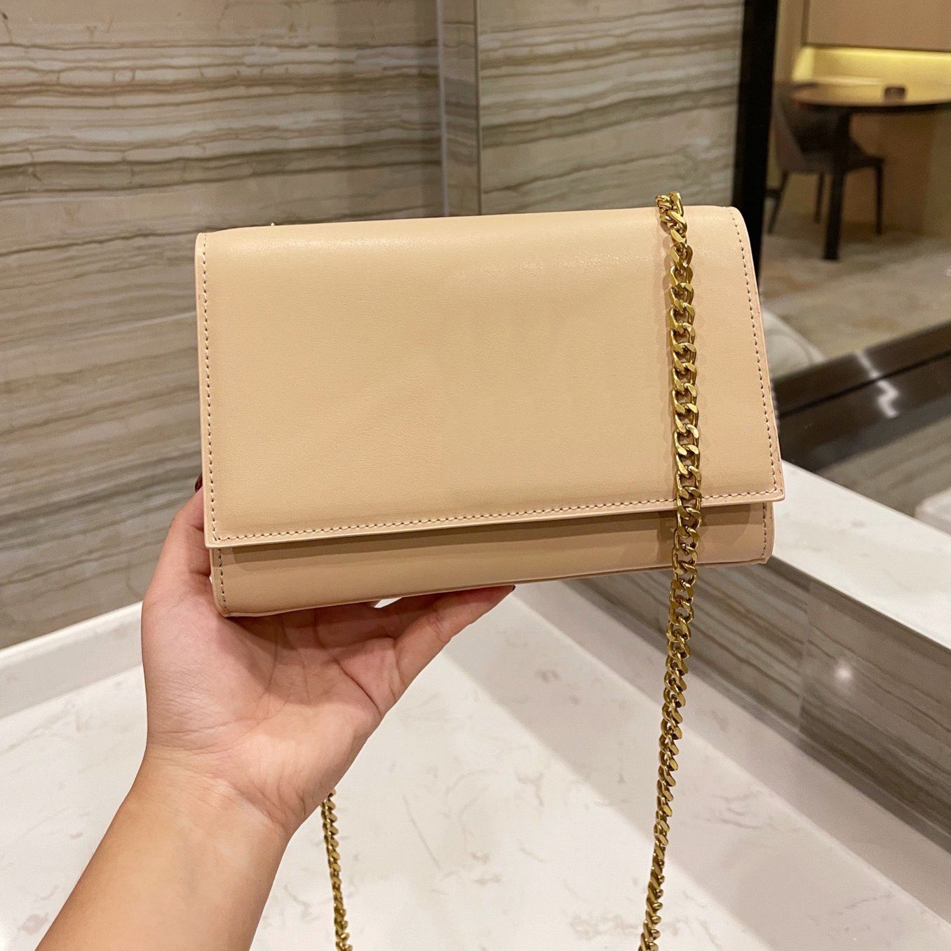 Beige met goudlogo 20x14cm