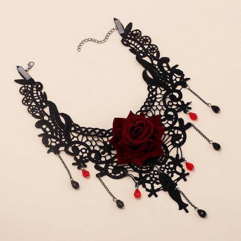 Collier de rose en dentelle