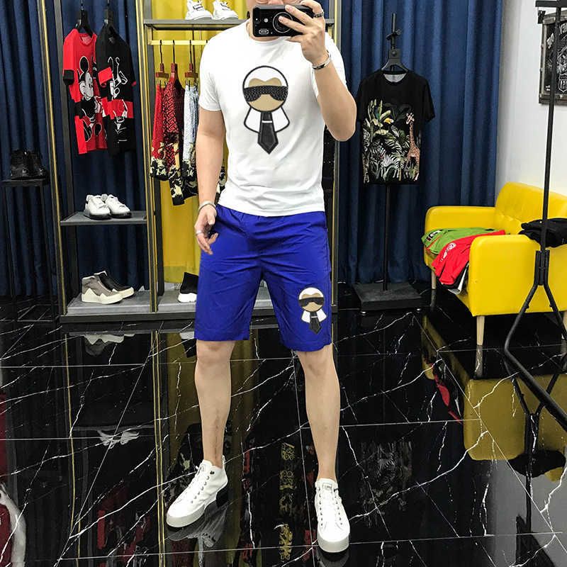 Wit T-shirt + blauwe shorts