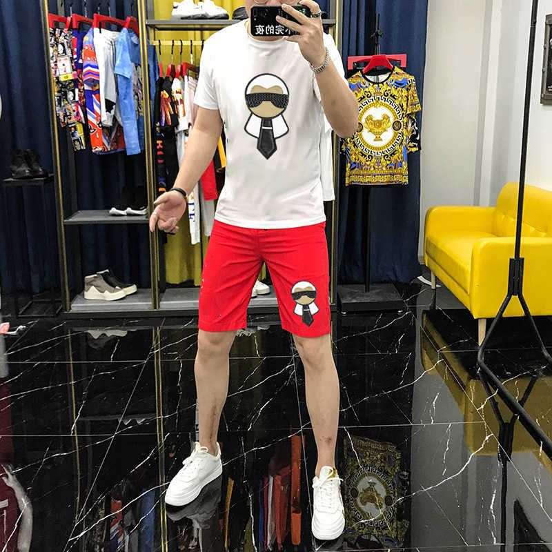 t-shirt blanc + short rouge