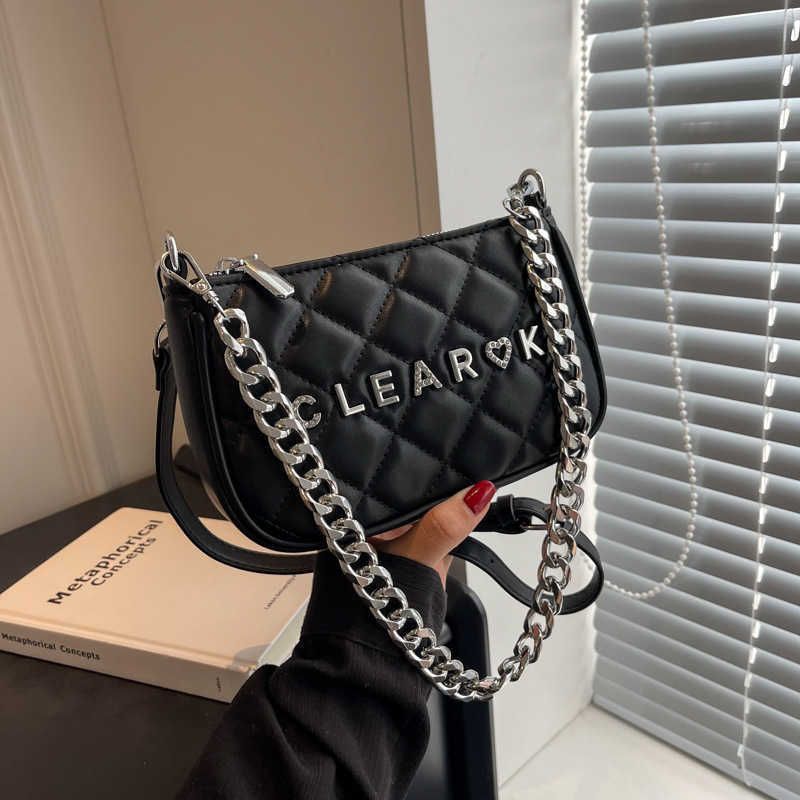 CHANEL MINI BUCKET CHAIN BAG : What fits / how to wear / Modshots