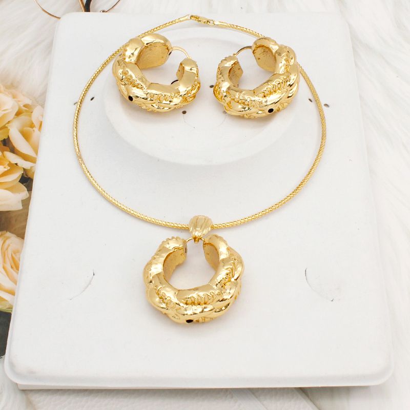 345 Choker Gold China와 함께