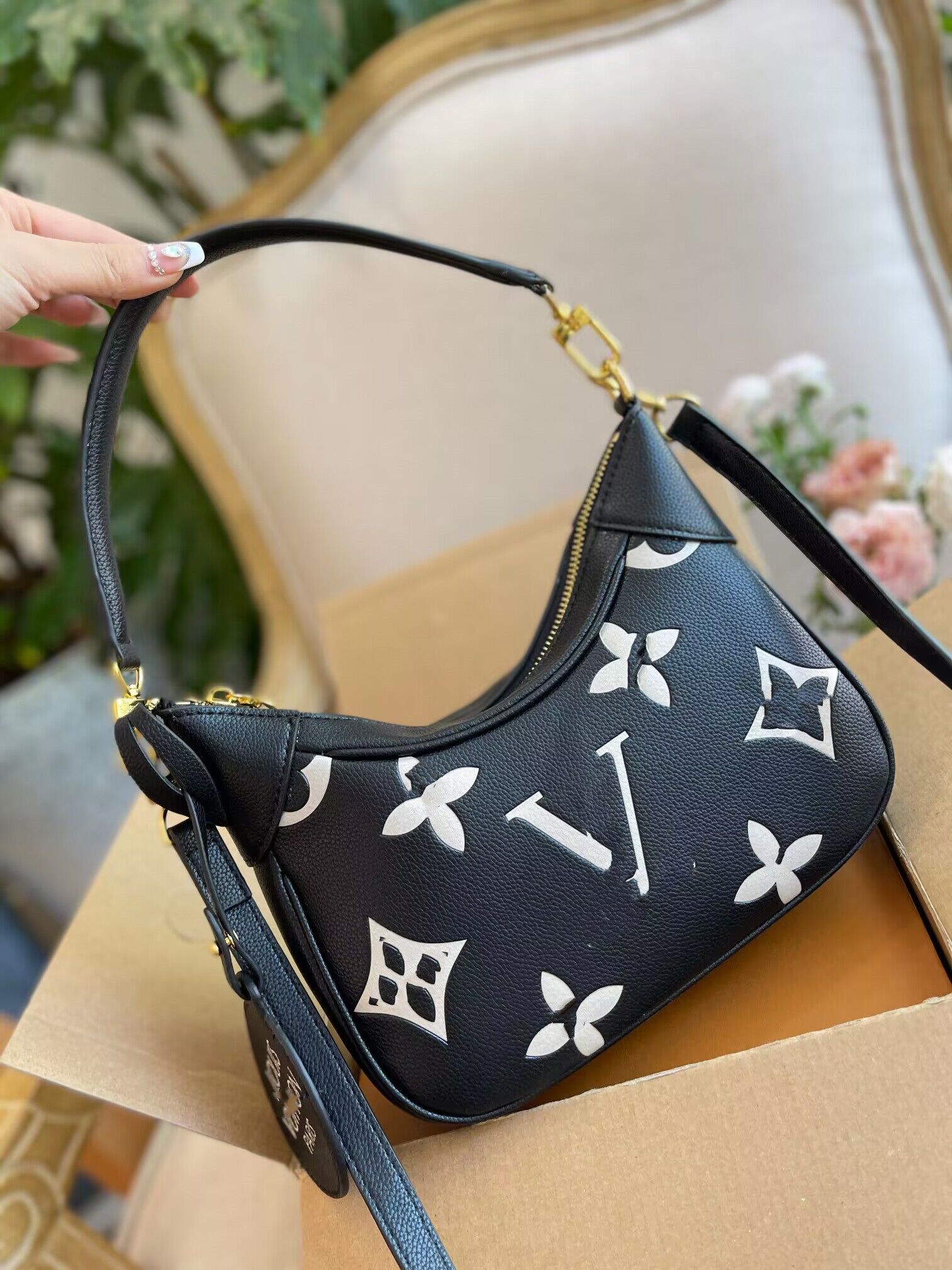 Schwarze Tasche + weiße Blume