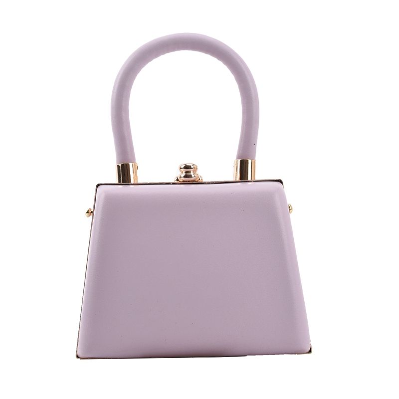 紫のハンドバッグ