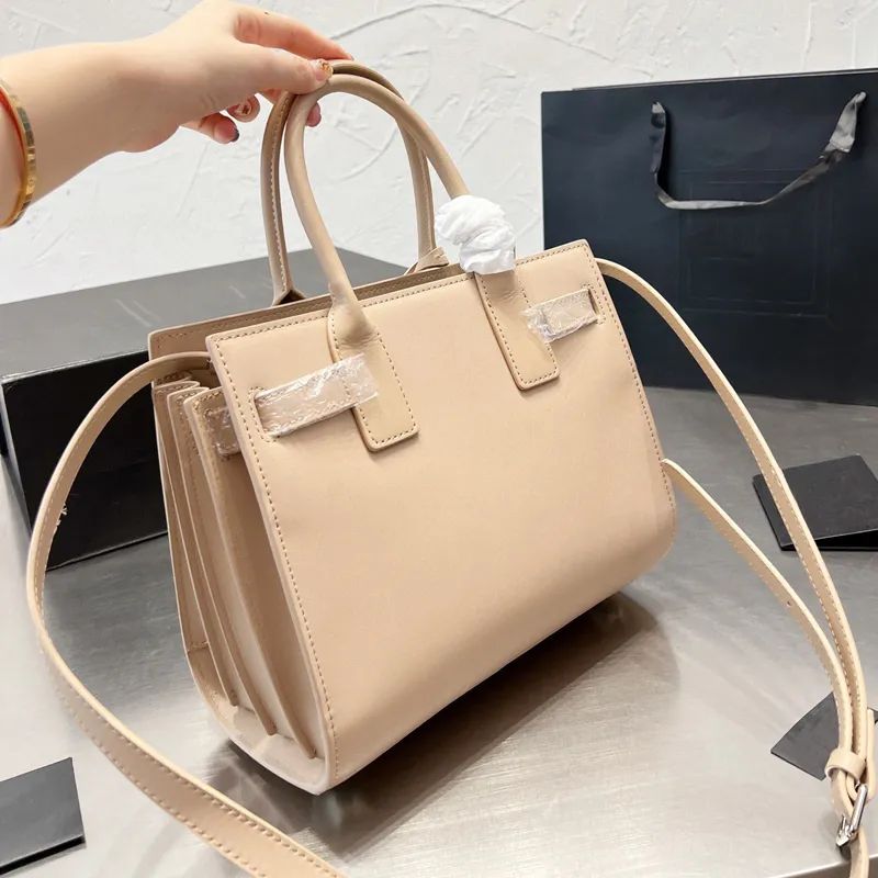 Sac beige + poussière