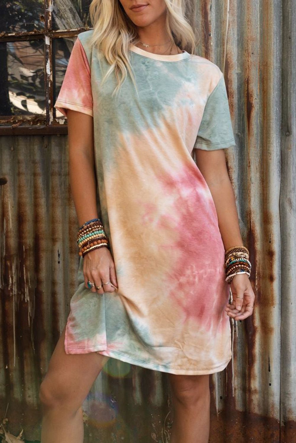 Camiseta con abertura extragrande con efecto tie dye multicolor