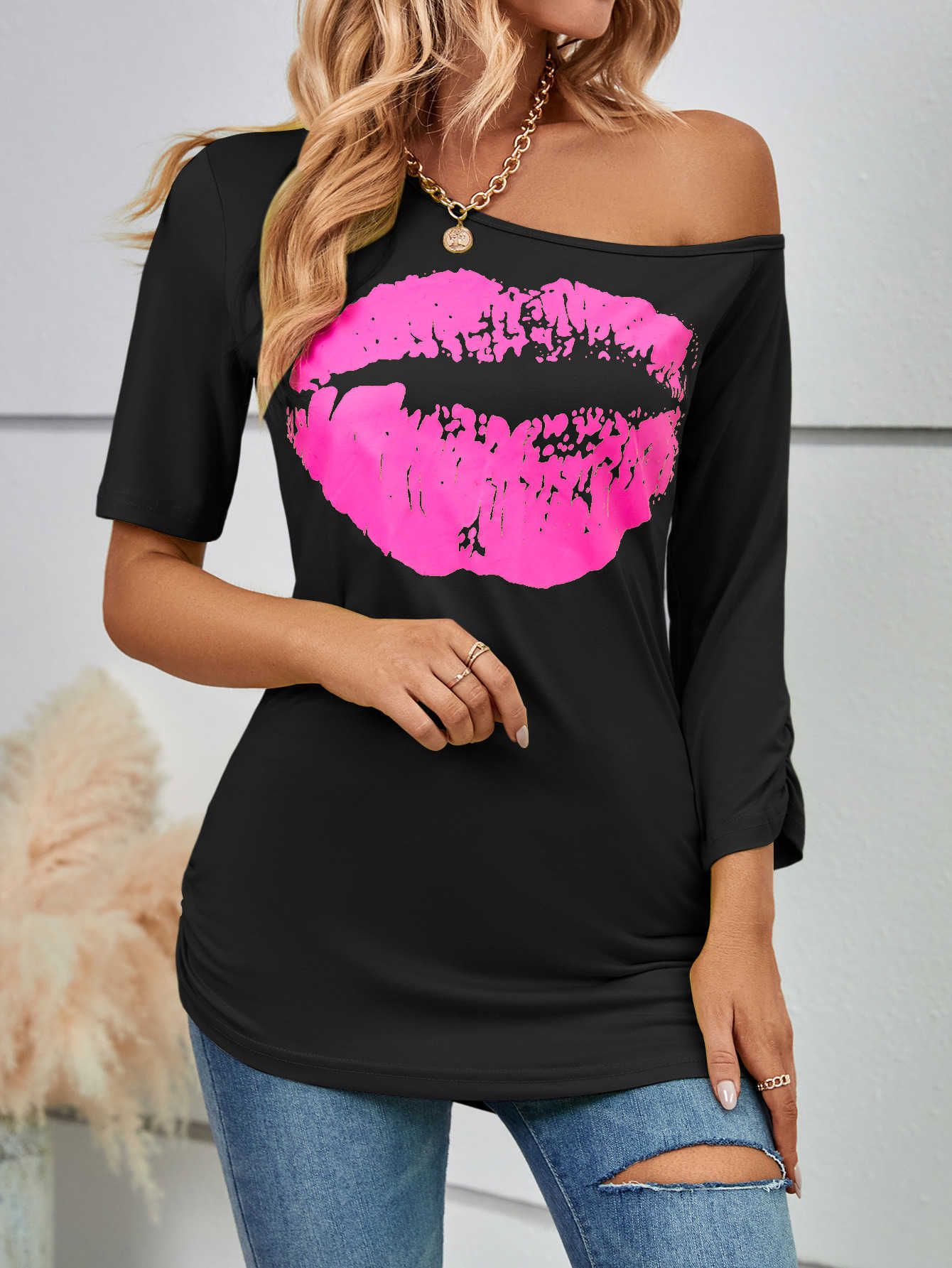 Rosenroter Lippendruck auf schwarzem Hintergrund