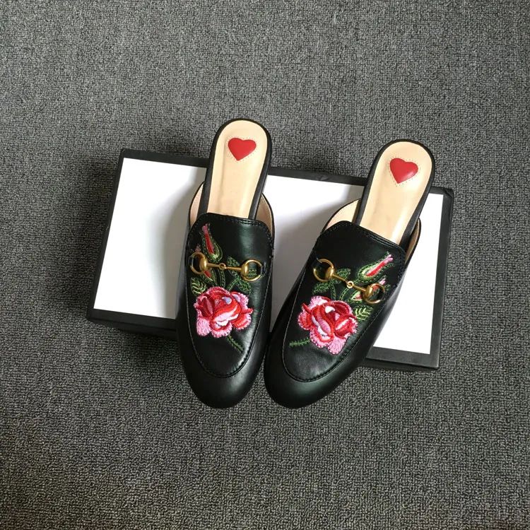 cuir noir avec fleur