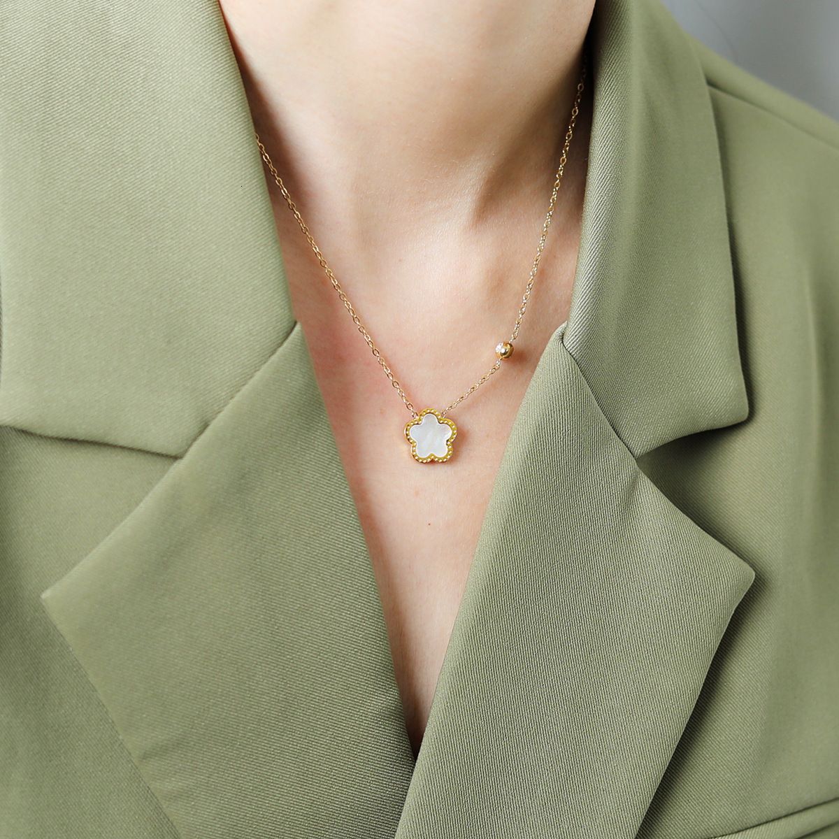 CARLIDANA Luxury Vintage Four Leaf Clover Pendant Necklace Fashion