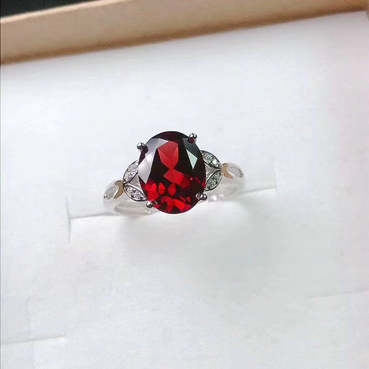 Couleur platine + bague rouge avec grosse pierre précieuse