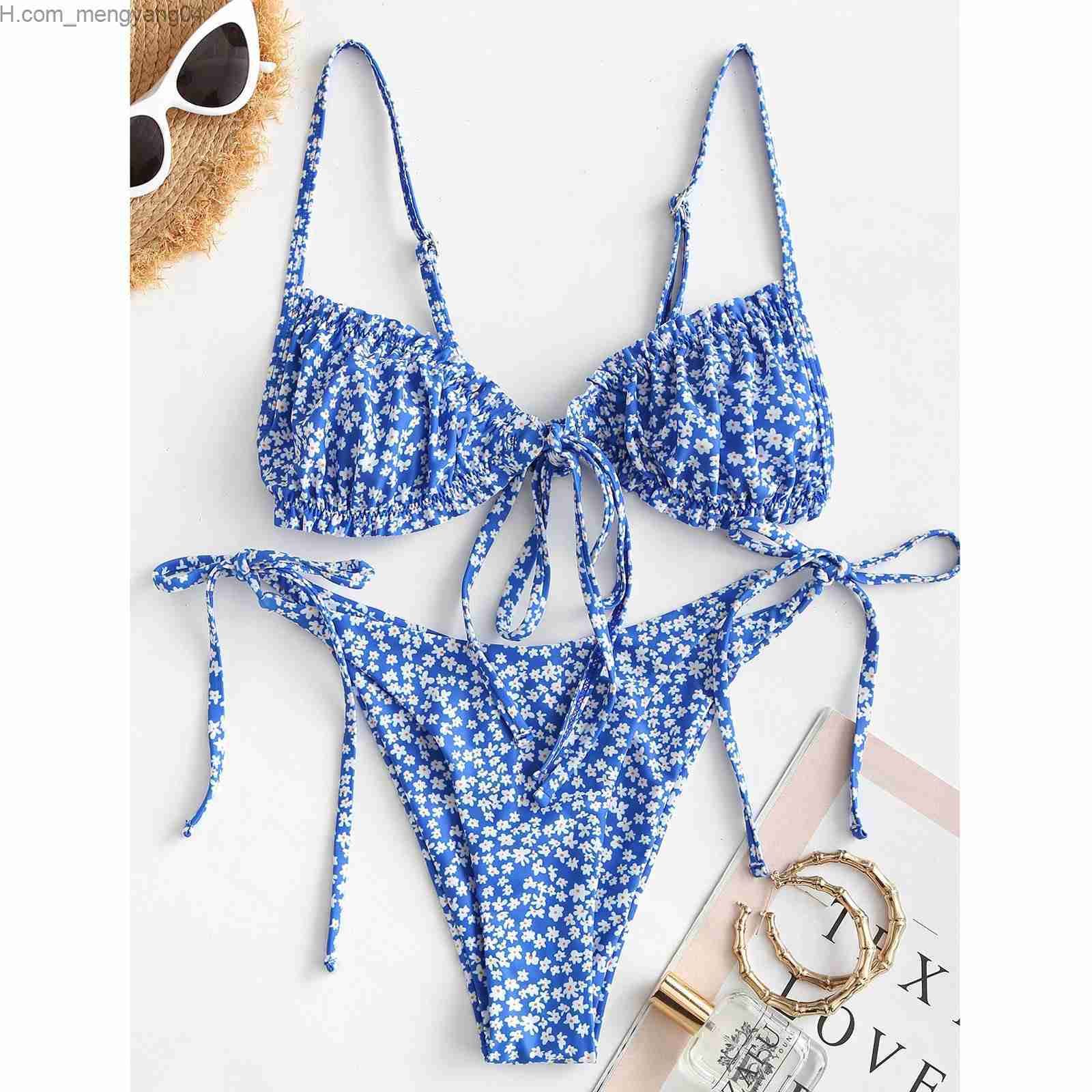 Blauer Blumenbikini