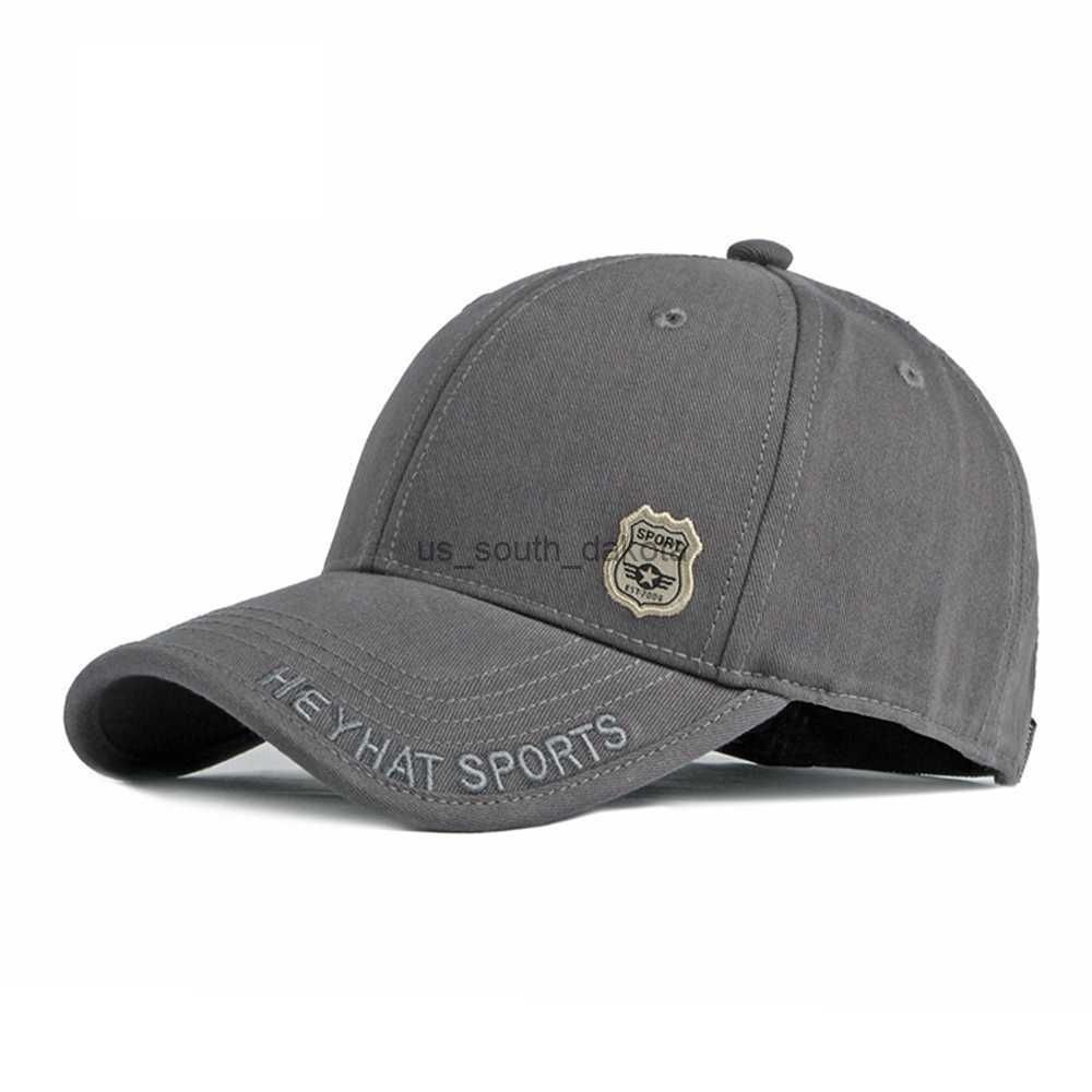 gorra de béisbol gris