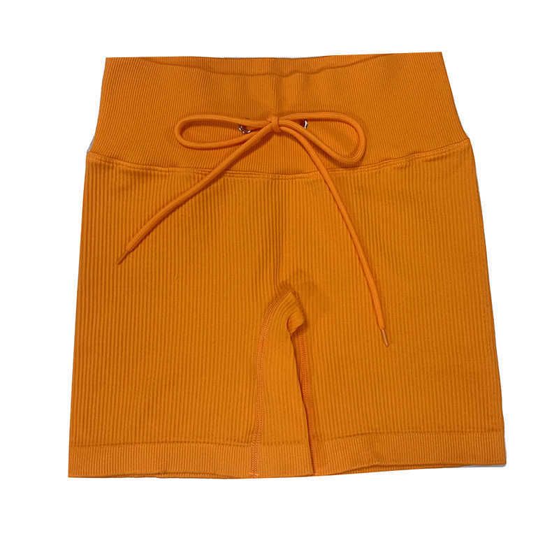 orangefarbene Shorts