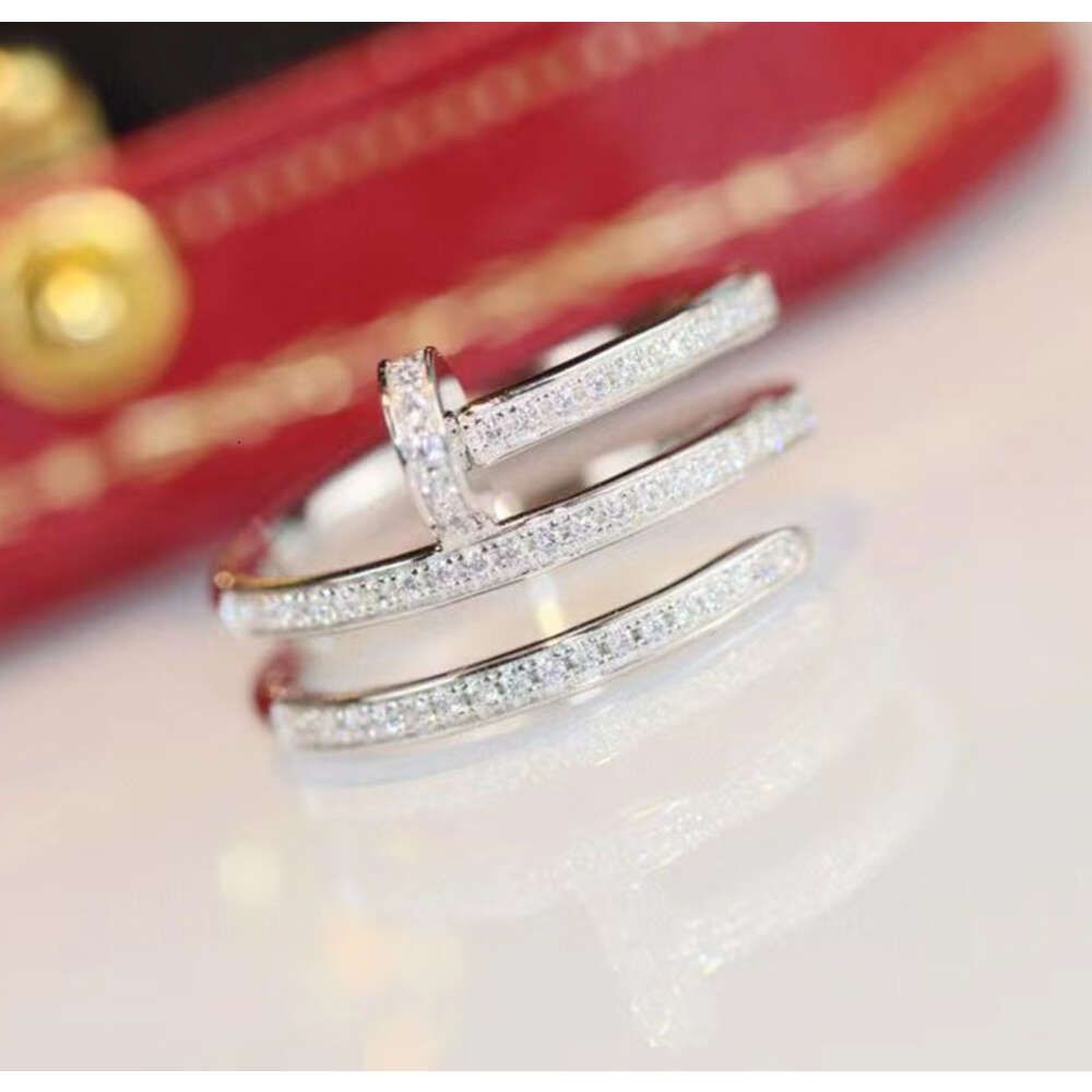 Paznokcie trzy pierścienie pełne diamentów