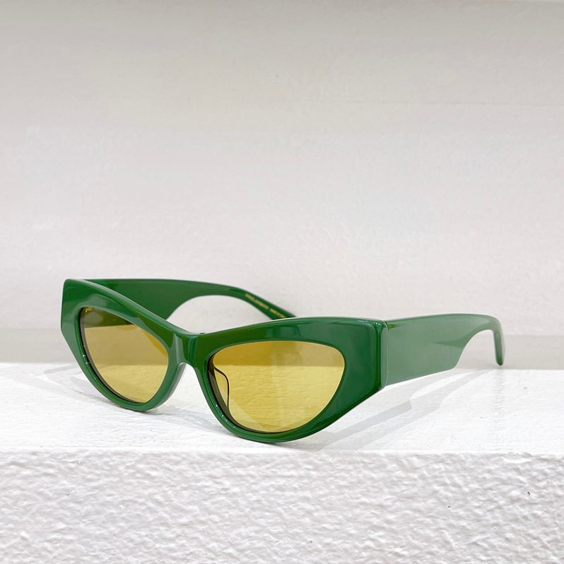 lente giallo con cornice verde