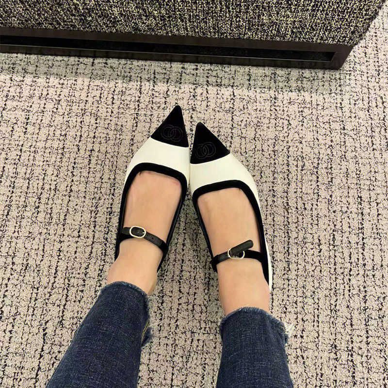 chaussures plates pointues blanches et noires