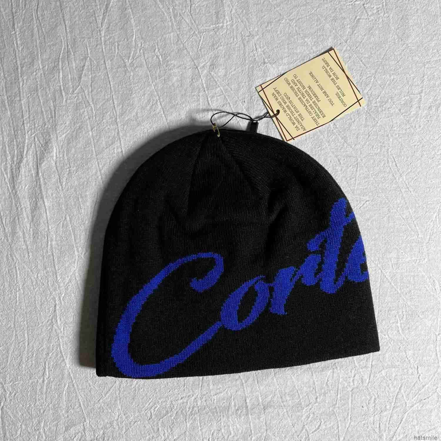 cappello freddo con carattere co nero e blu