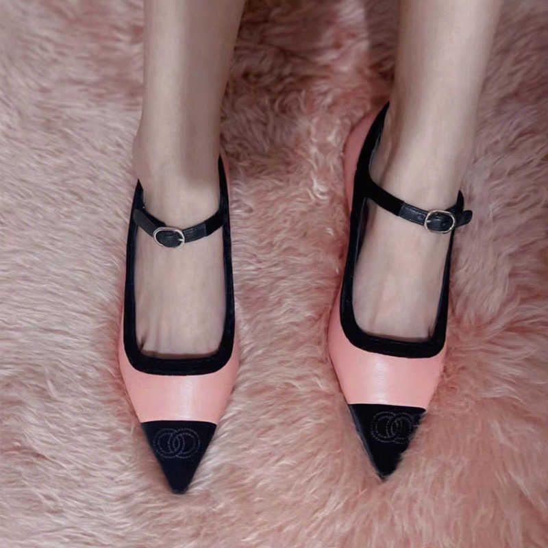 ピンクの尖った平らな靴