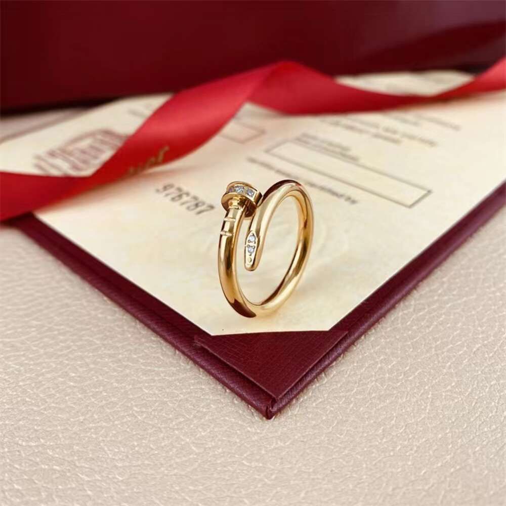 Золотое кольцо для ногтей (с бриллиантом)