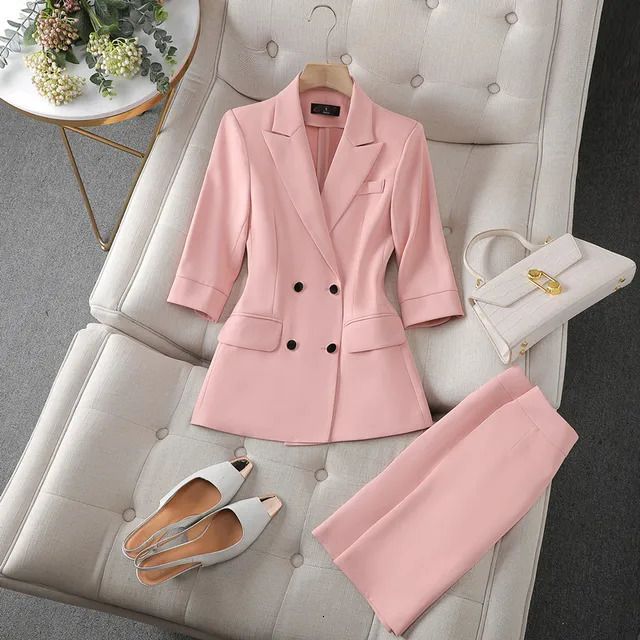 różowy płaszcz i spódnica
