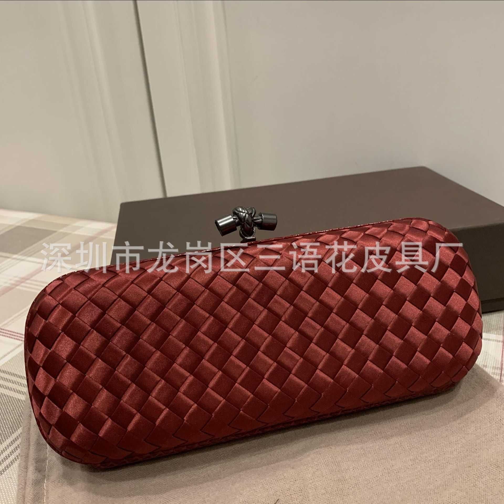 25cm large red (snake skin edging)