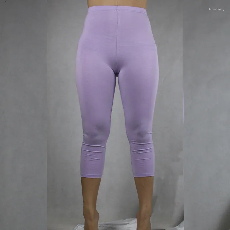 Senhora de leggings roxos.