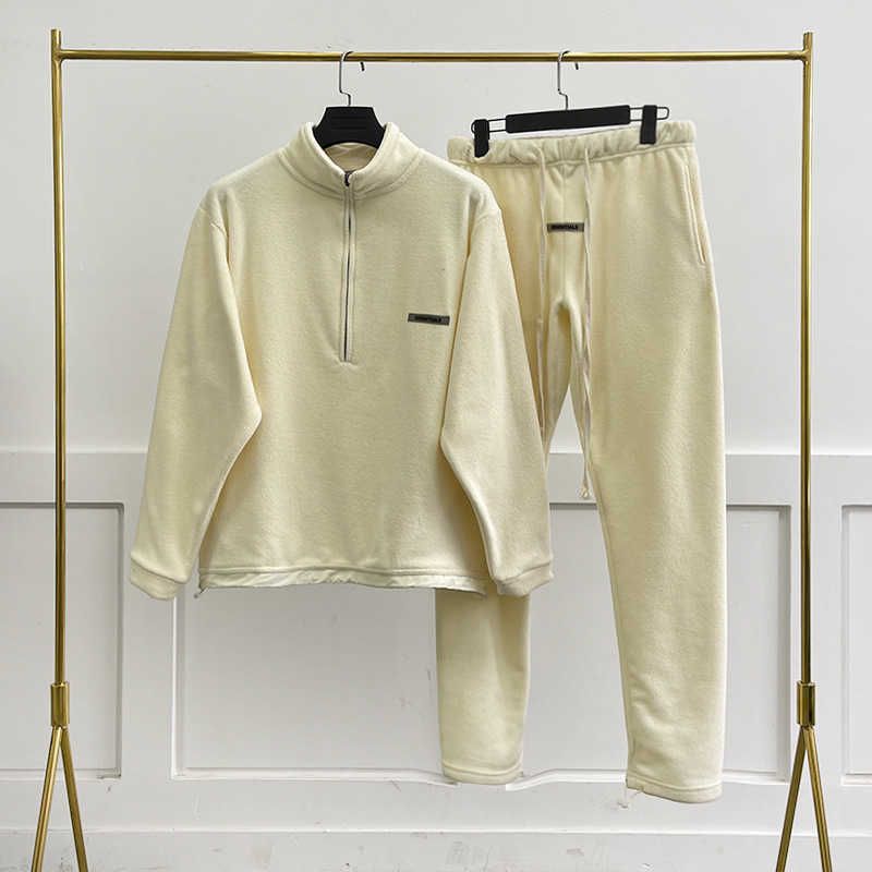 costume beige