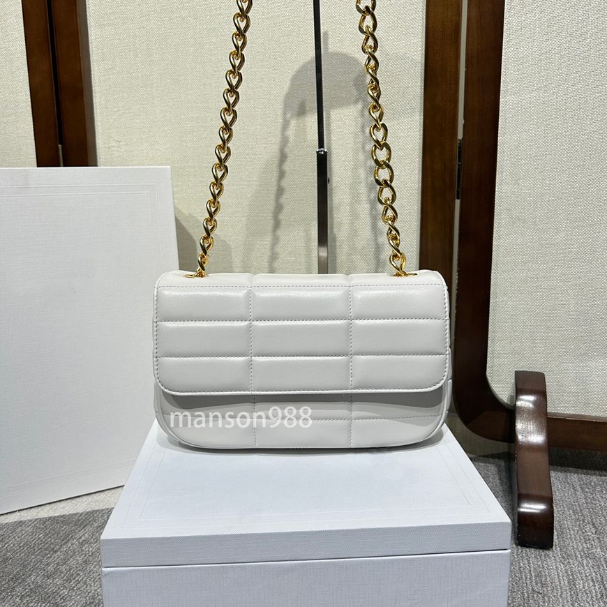 Bolso blanco con metal dorado.